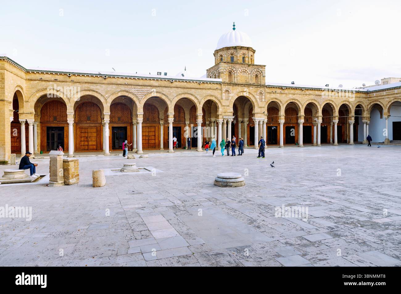 Cortile della grande Moschea Djamaa ez-Zitouna a Tunisi, Tunisia Foto Stock