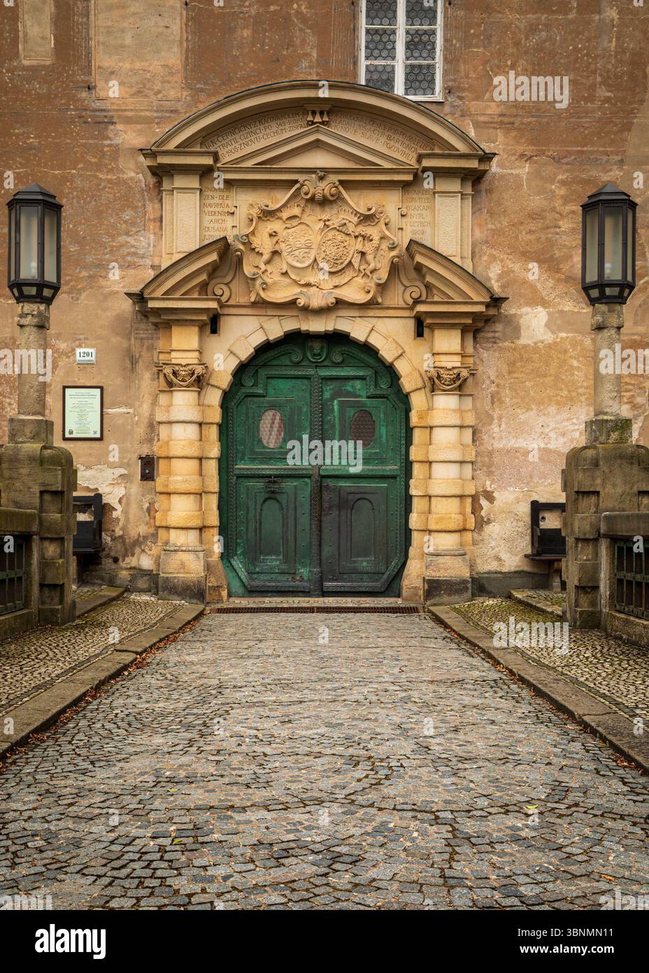 Elegante porta verde con intricate incisioni su un vecchio edificio in pietra Foto Stock
