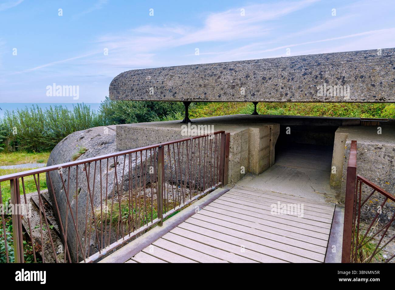 La batterie Longues-sur-Mer (bunker di cemento, resti di una batteria da combattimento tedesca del muro Atlantico durante la seconda guerra mondiale) vicino ad Arromanches sulla Cote de Nacre (Costa della madre delle Perle, spiagge dello sbarco) nel dipartimento di Calvados nella regione francese della Normandia Foto Stock