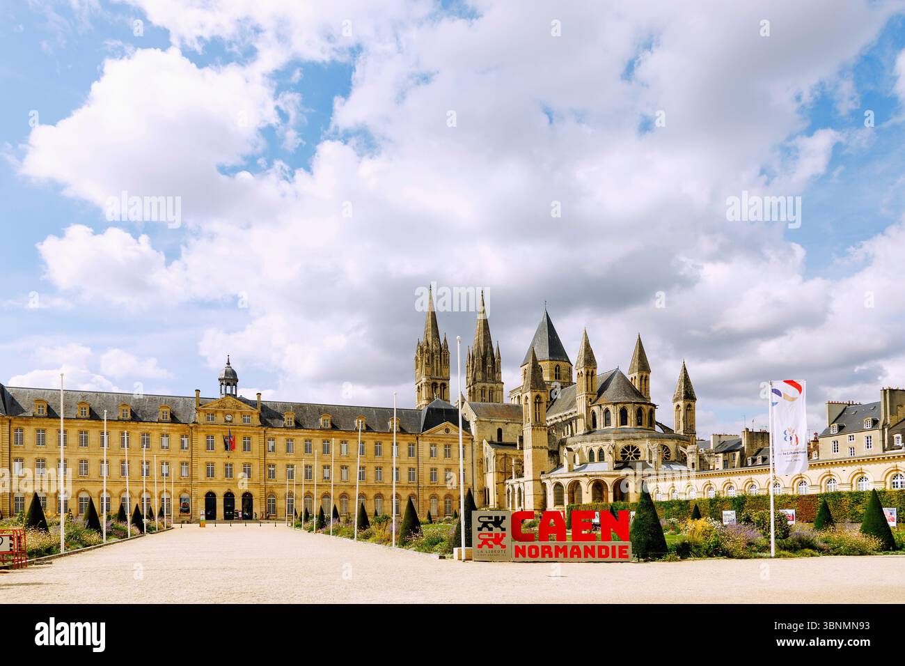 Abbaye aux Hommes (abbazia maschile, Hotel de Ville, municipio) e chiesa di Saint-etienne (Saint-Etienne) con nome della città in lettere 3D a Caen nel dipartimento di Calvados nella regione francese della Normandia Foto Stock