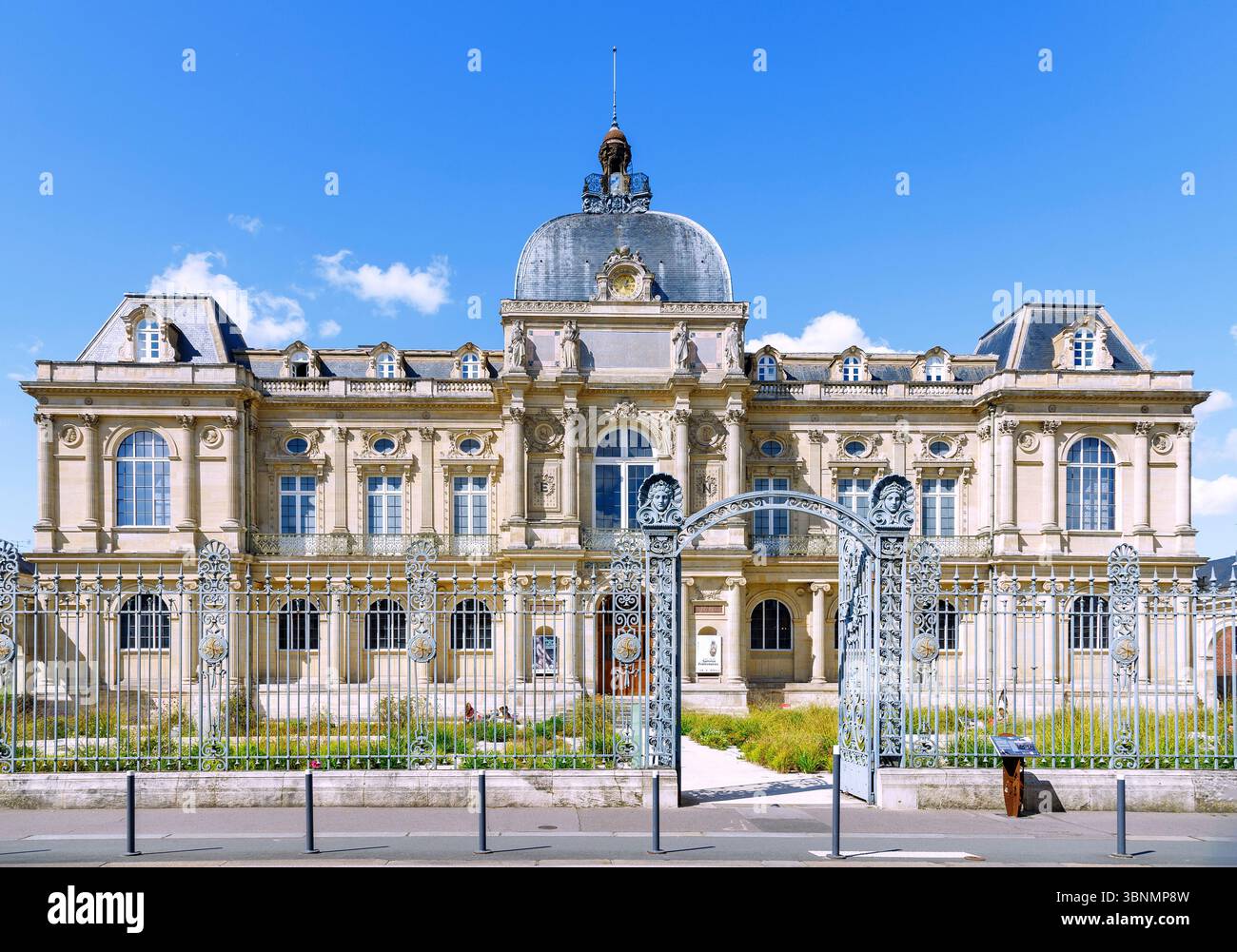 Musee de Picardie (Museo della Piccardia) con la Cour d'Honneur du Musee (Corte d'Onore) ad Amiens nel dipartimento della somme nella regione francese degli Hauts-de-France Foto Stock Musee de Picardie (Museo della Piccardia) con la Cour d'Honneur du Musee (Corte d'Onore) ad Amiens nel dipartimento della somme nella regione francese degli Hauts-de-France Foto Stock