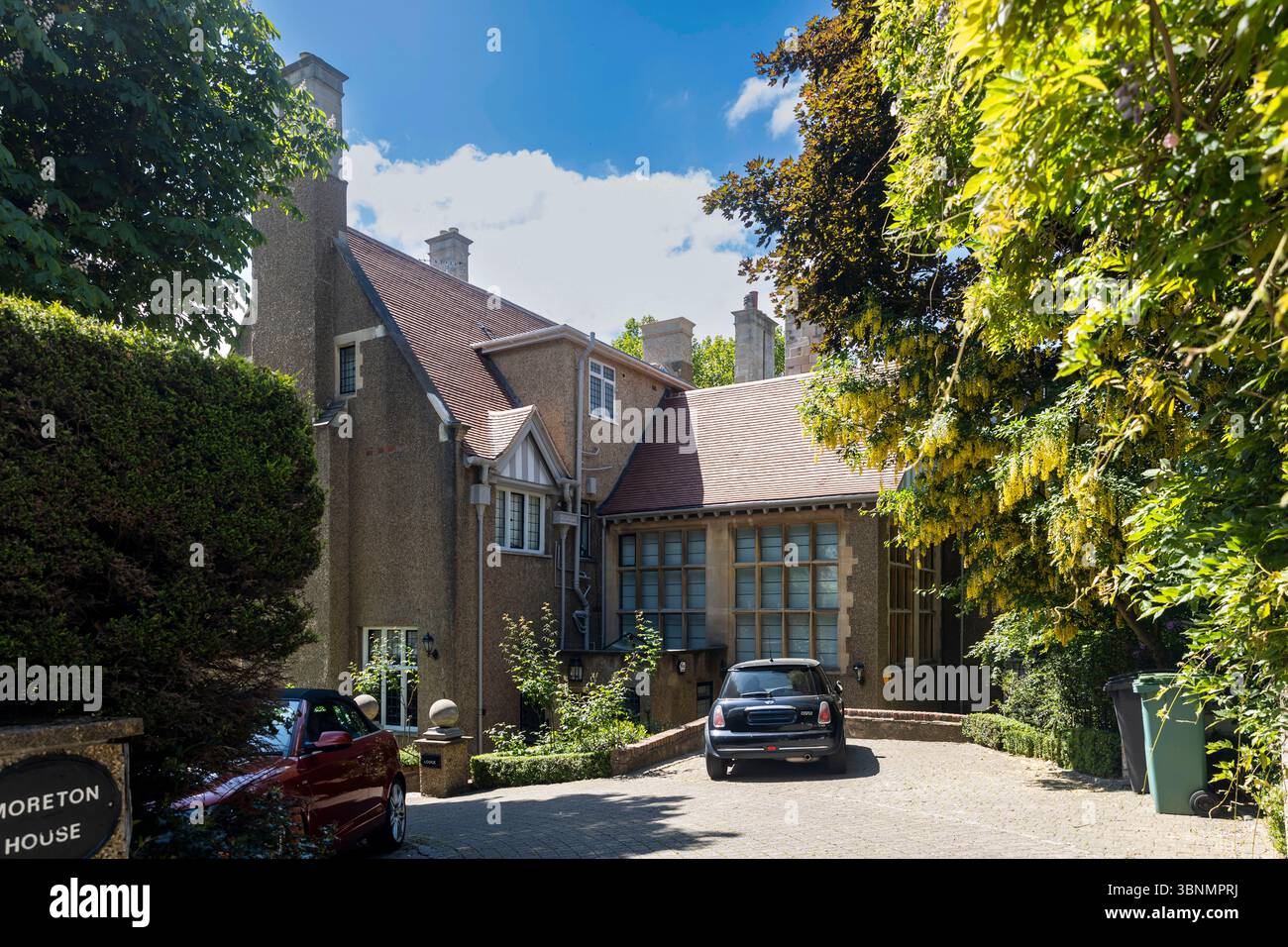 Londra, Regno Unito, 7 maggio 2025, Moreton House, residenza in stile giacobino classificato Grade II costruita nel 1896 ad Hampstead, Londra, con dettagli scultorei, camino alto Foto Stock