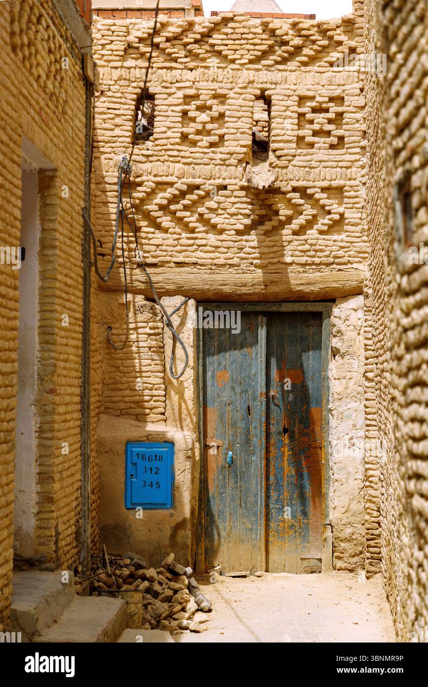 Tipica architettura in mattoni di fango nella città vecchia (Ouled el-Hadef, Medina) dell'oasi di Tozeur, Tunisia Foto Stock