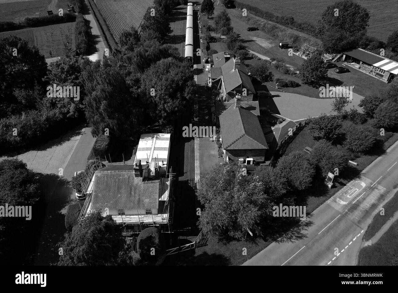 Vista aerea della stazione ferroviaria di Allerston. Strada principale, Allerston. La vecchia stazione. North Yorkshire Foto Stock
