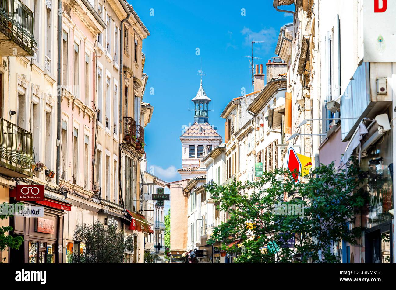 Via dello shopping a Valence all'ora di pranzo con chiesa sullo sfondo Foto Stock