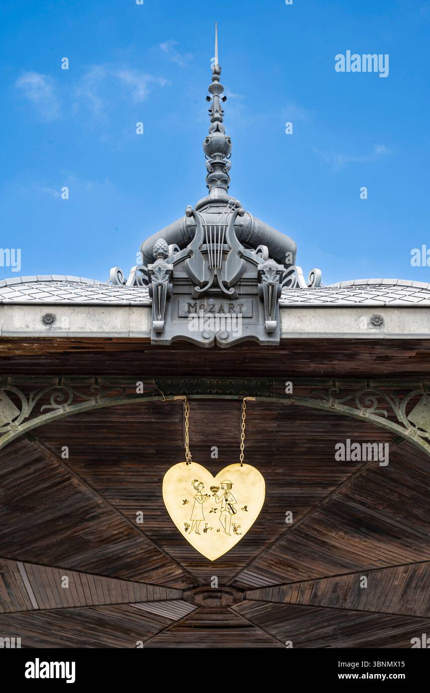 Golden Heart è appeso al Kiosque Peynet di Valence Foto Stock