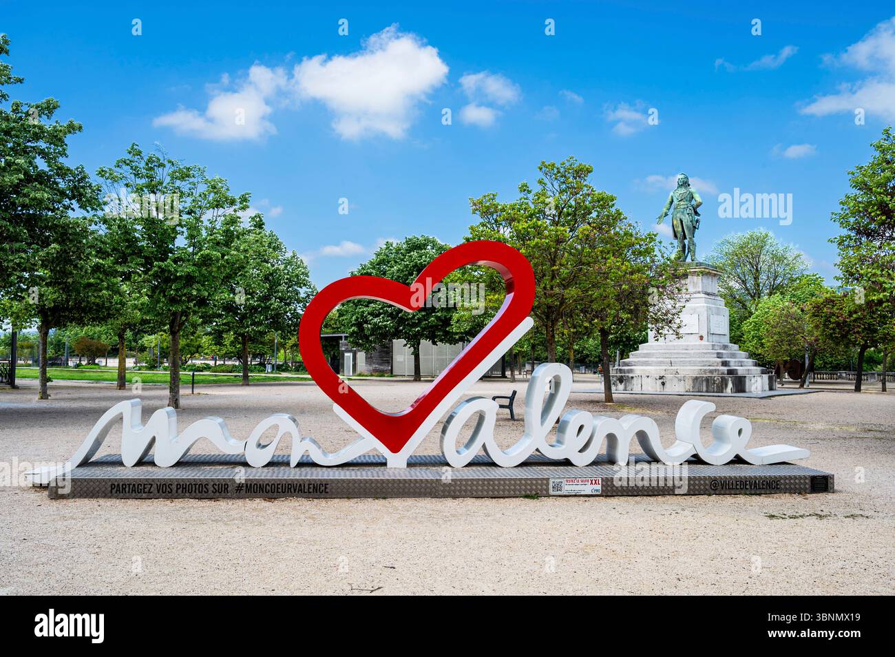 Scritta MON Valence, sullo sfondo la statua del generale Chapionnet Foto Stock