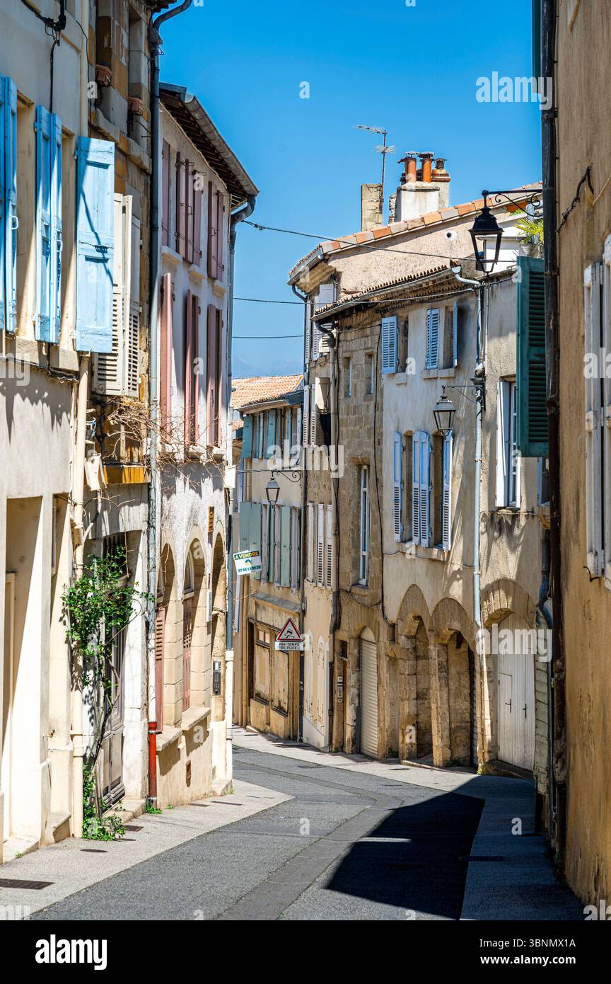 Vicolo ben tenuto nella città vecchia di Valence Foto Stock