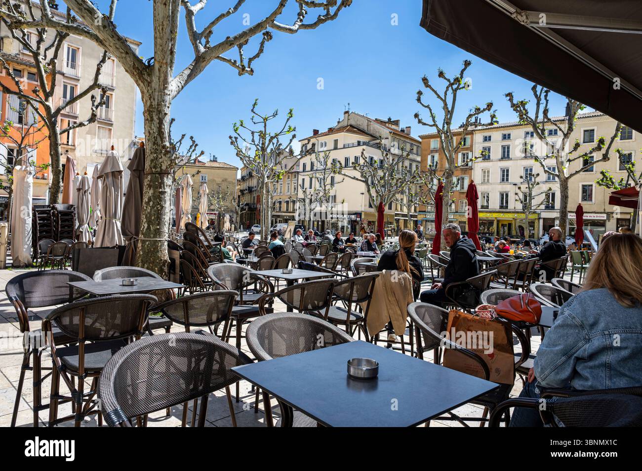 Valence, Place des Clercs, caffetteria con marciapiede Foto Stock