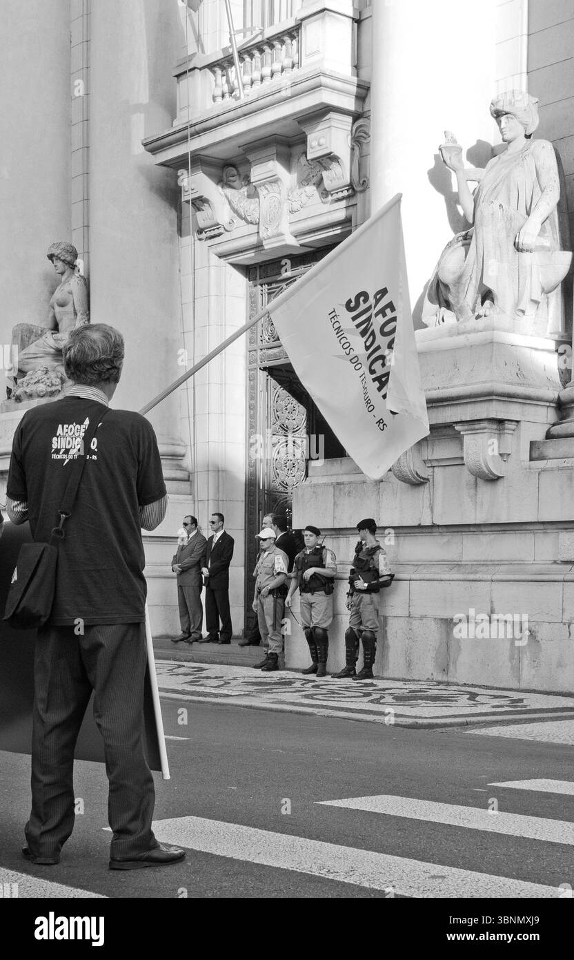 Membro del gruppo protesta per migliorare le condizioni di lavoro e i salari, di fronte al palazzo del governo. Foto Stock