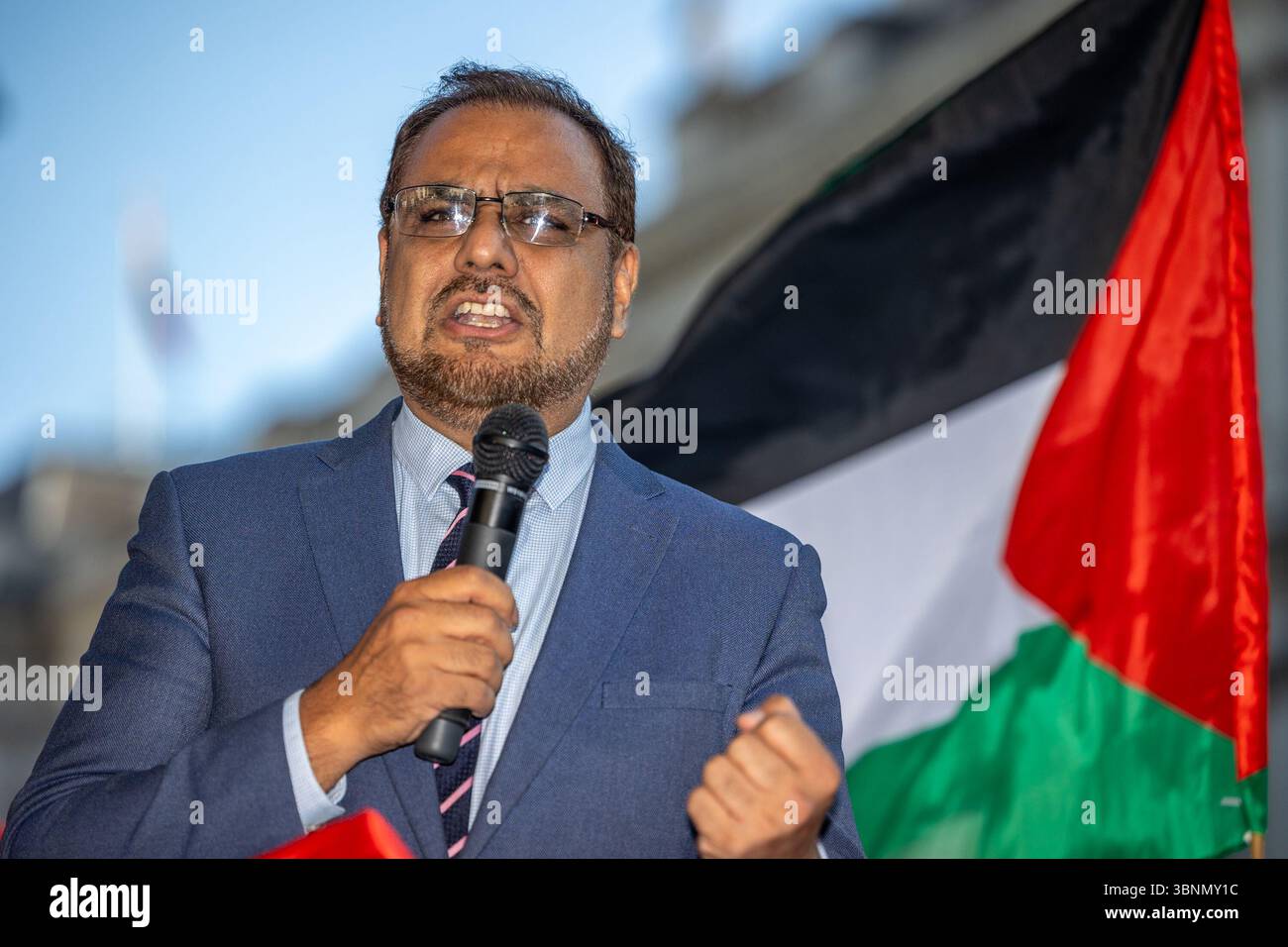 Whitehall, Londra, Regno Unito. Mercoledì 2 luglio 2025. I manifestanti si sono riuniti di fronte a Downing Street nel centro di Londra per mostrare solidarietà con il gruppo di azione diretta Palestine Action, a seguito di un voto parlamentare per proscrivere il gruppo come organizzazione terroristica. La mozione, presentata dal Segretario di Stato per gli interni Yvette Cooper, passò per 385 voti contro 26. Attivisti e parlamentari si sono rivolti alla folla, esprimendo una forte opposizione alla mossa e avvertendo delle sue implicazioni per il diritto di protesta. Nella foto Ayoub Khan a Birmingham, Perry Barr. Foto Stock