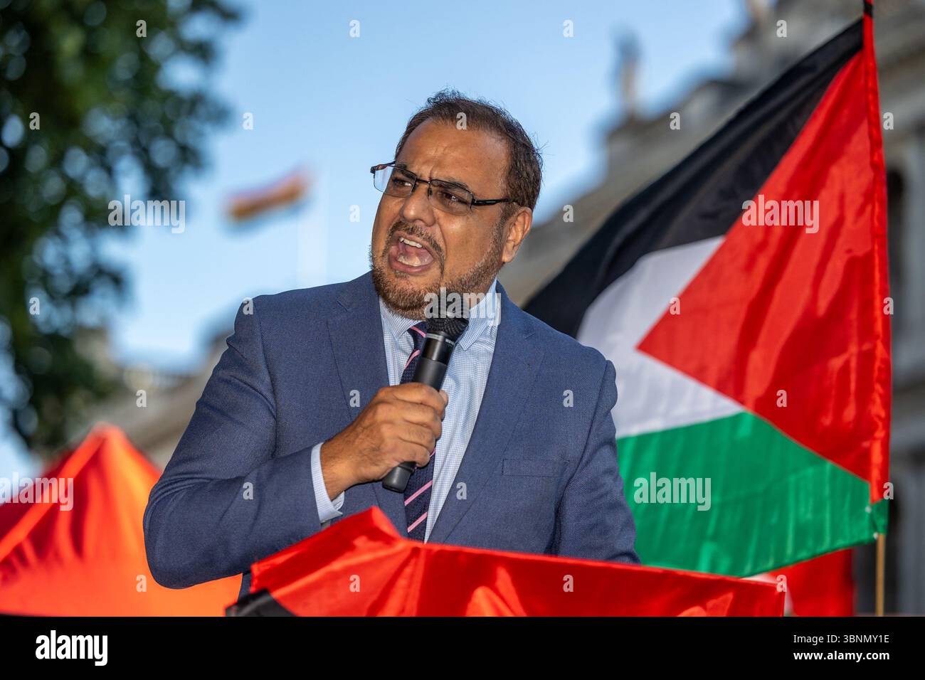 Whitehall, Londra, Regno Unito. Mercoledì 2 luglio 2025. I manifestanti si sono riuniti di fronte a Downing Street nel centro di Londra per mostrare solidarietà con il gruppo di azione diretta Palestine Action, a seguito di un voto parlamentare per proscrivere il gruppo come organizzazione terroristica. La mozione, presentata dal Segretario di Stato per gli interni Yvette Cooper, passò per 385 voti contro 26. Attivisti e parlamentari si sono rivolti alla folla, esprimendo una forte opposizione alla mossa e avvertendo delle sue implicazioni per il diritto di protesta. Nella foto Ayoub Khan a Birmingham, Perry Barr. Foto Stock