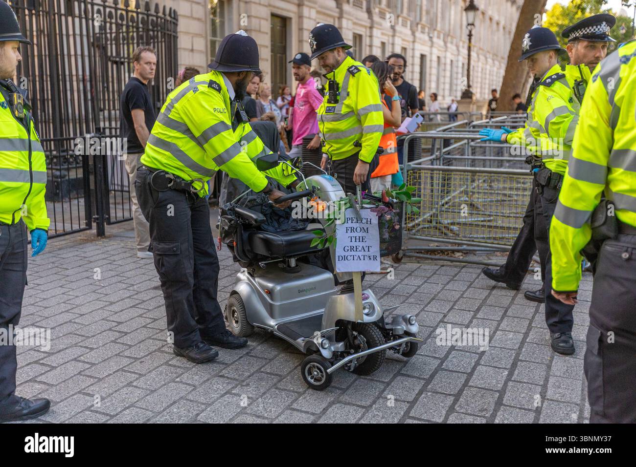 Whitehall, Londra, Regno Unito. Mercoledì 2 luglio 2025. I manifestanti si sono riuniti di fronte a Downing Street nel centro di Londra per mostrare solidarietà con il gruppo di azione diretta Palestine Action, a seguito di un voto parlamentare per proscrivere il gruppo come organizzazione terroristica. La mozione, presentata dal Segretario di Stato per gli interni Yvette Cooper, passò per 385 voti contro 26. Attivisti e parlamentari si sono rivolti alla folla, esprimendo una forte opposizione alla mossa e avvertendo delle sue implicazioni per il diritto di protesta. Foto Stock