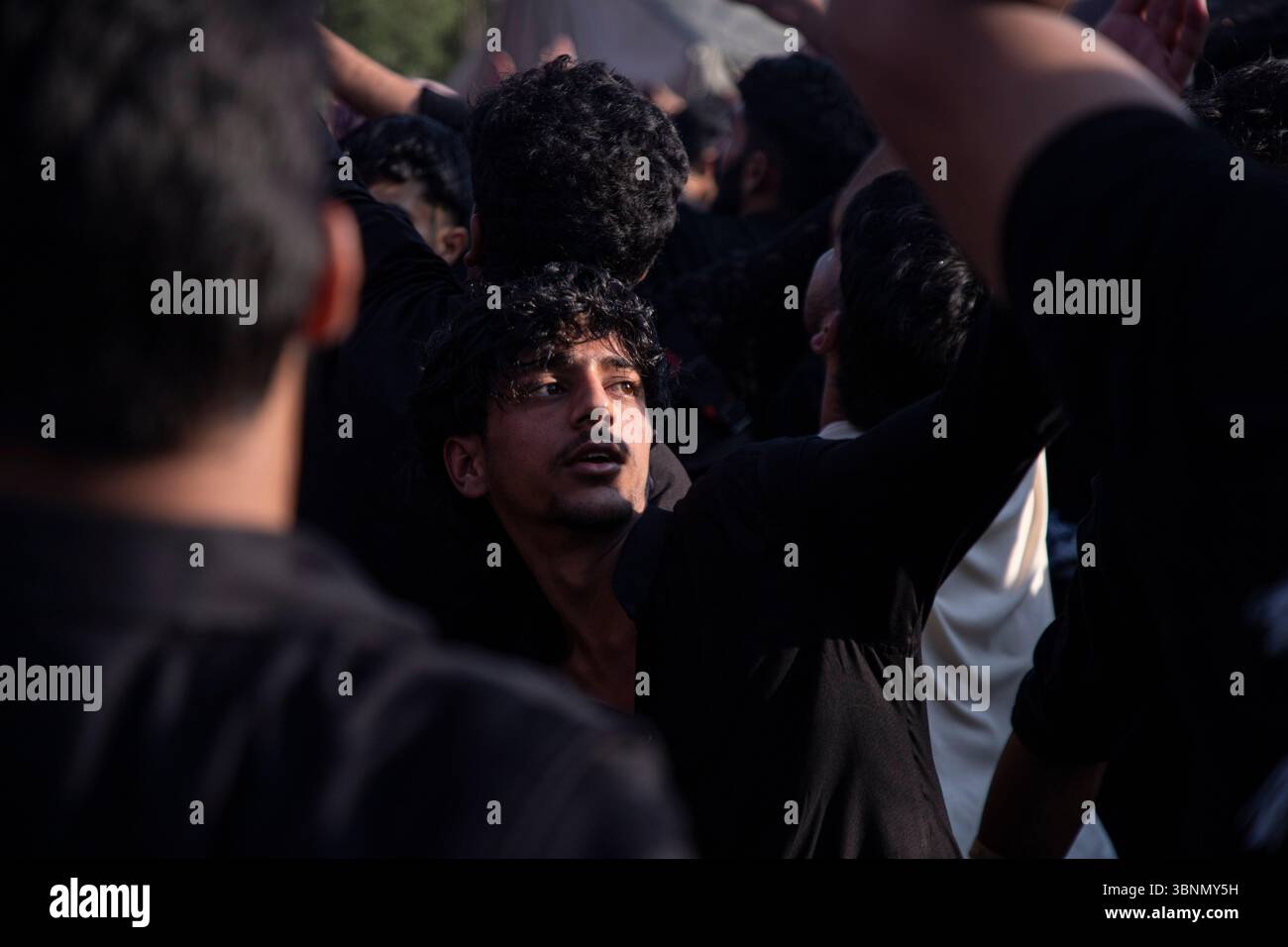Srinagar, Jammu e Kashmir, India. 3 luglio 2025. Un musulmano sciita kashmiri viene visto battere il petto durante una processione di Muharram che piange il martirio dell'imam Hussein e della sua famiglia a Srinagar. (Immagine di credito: © Adil Abass/ZUMA Press Wire) SOLO PER USO EDITORIALE! Non per USO commerciale! Foto Stock
