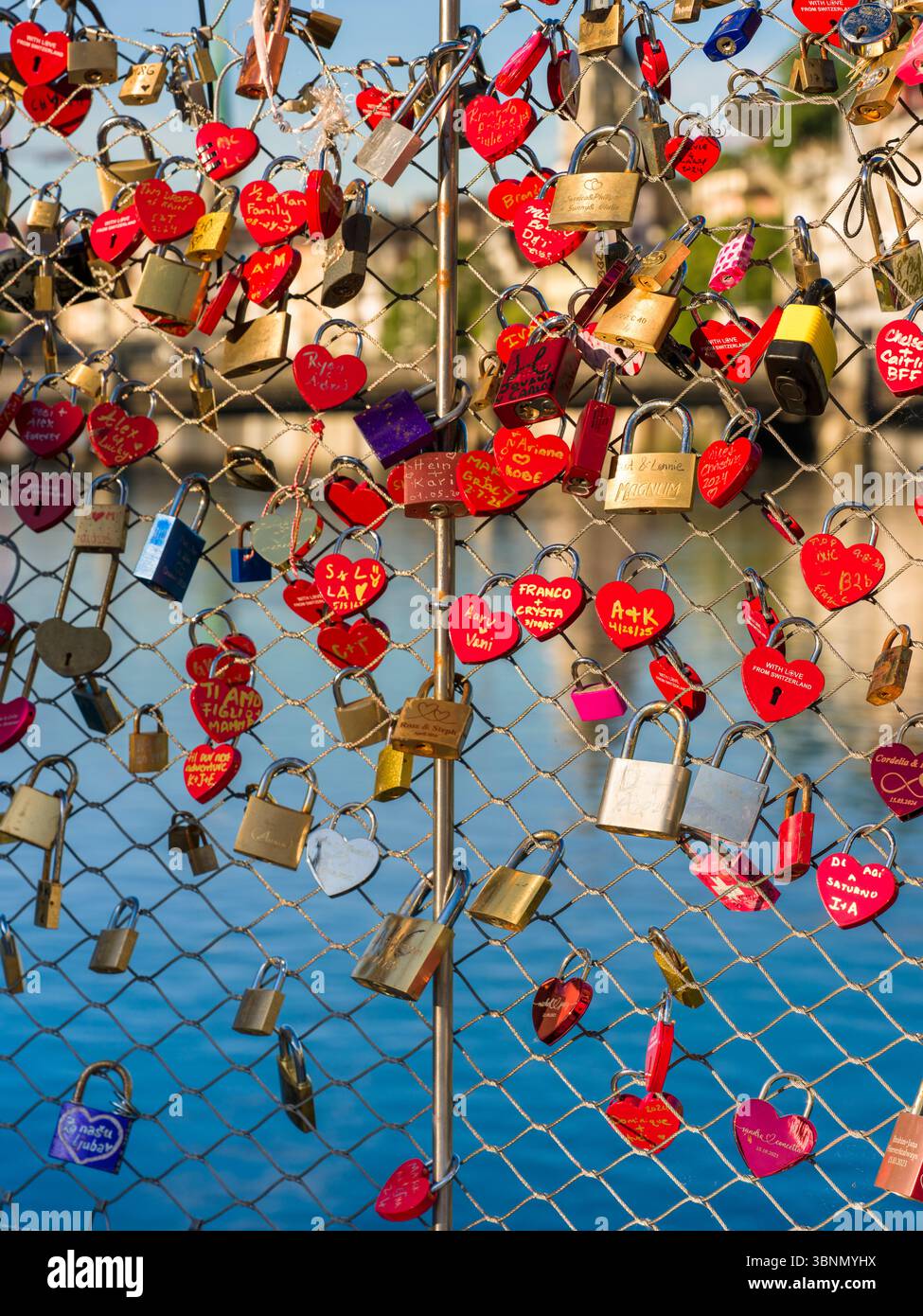 Svizzera, Zurigo, Love Locks sul Limmat Foto Stock