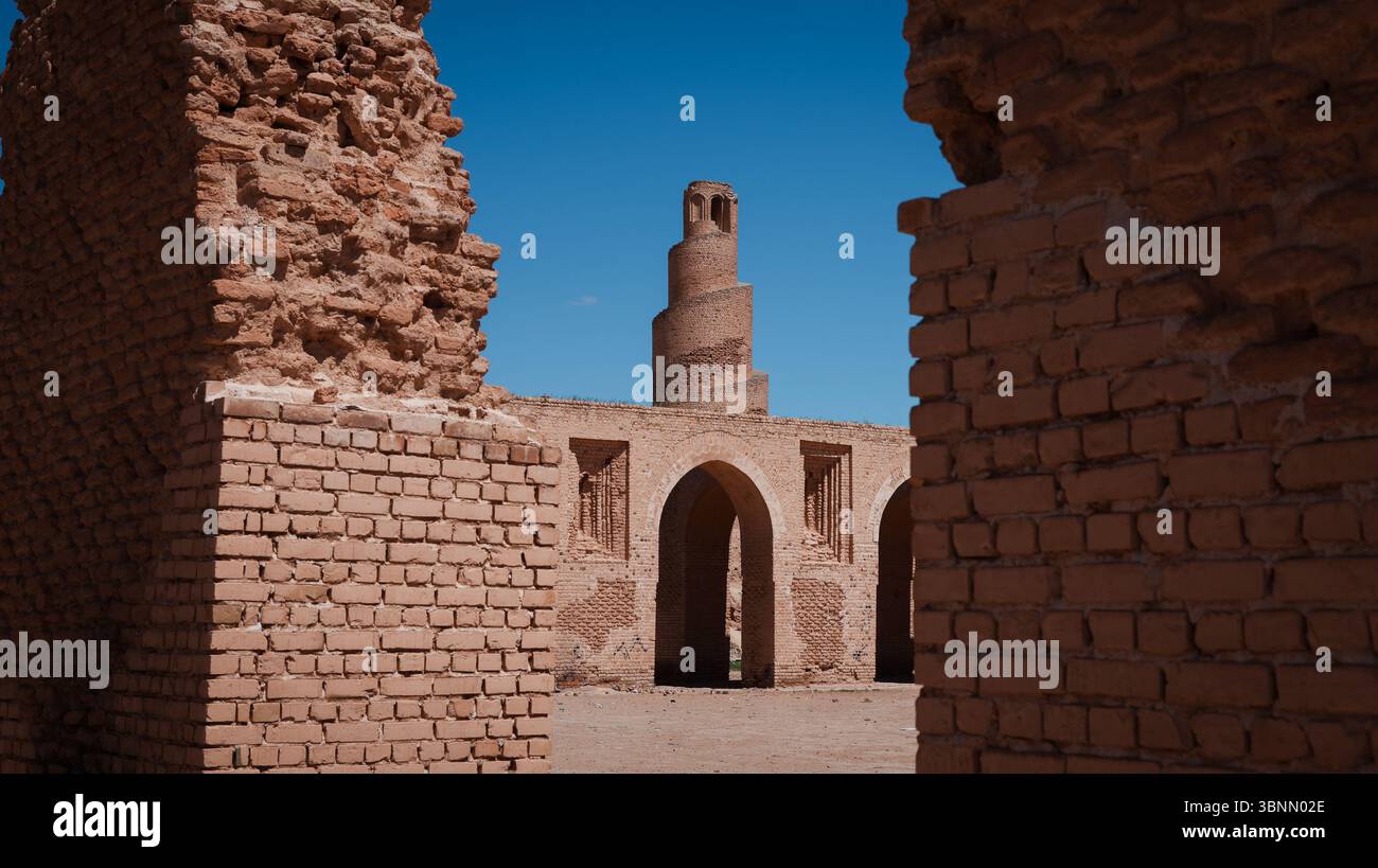 Esplora i resti degli edifici storici di Abu Dulaf, Iraq, che mostrano caratteristiche architettoniche uniche in un tranquillo paesaggio. Foto Stock