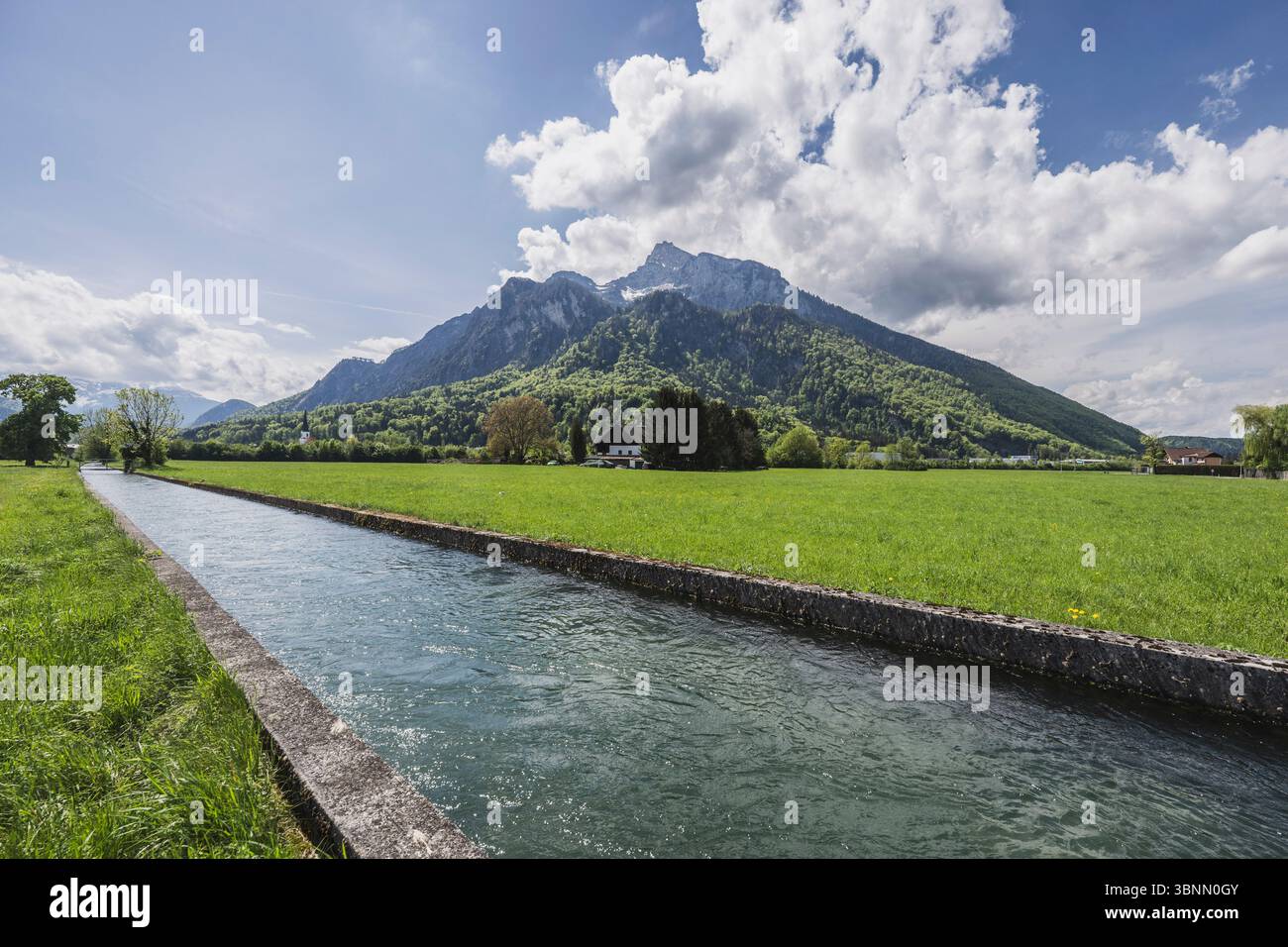 L'Almkanal, noto anche come Alm, di fronte all'Untersberg ai margini della città di Salisburgo e Grödig in primavera Foto Stock