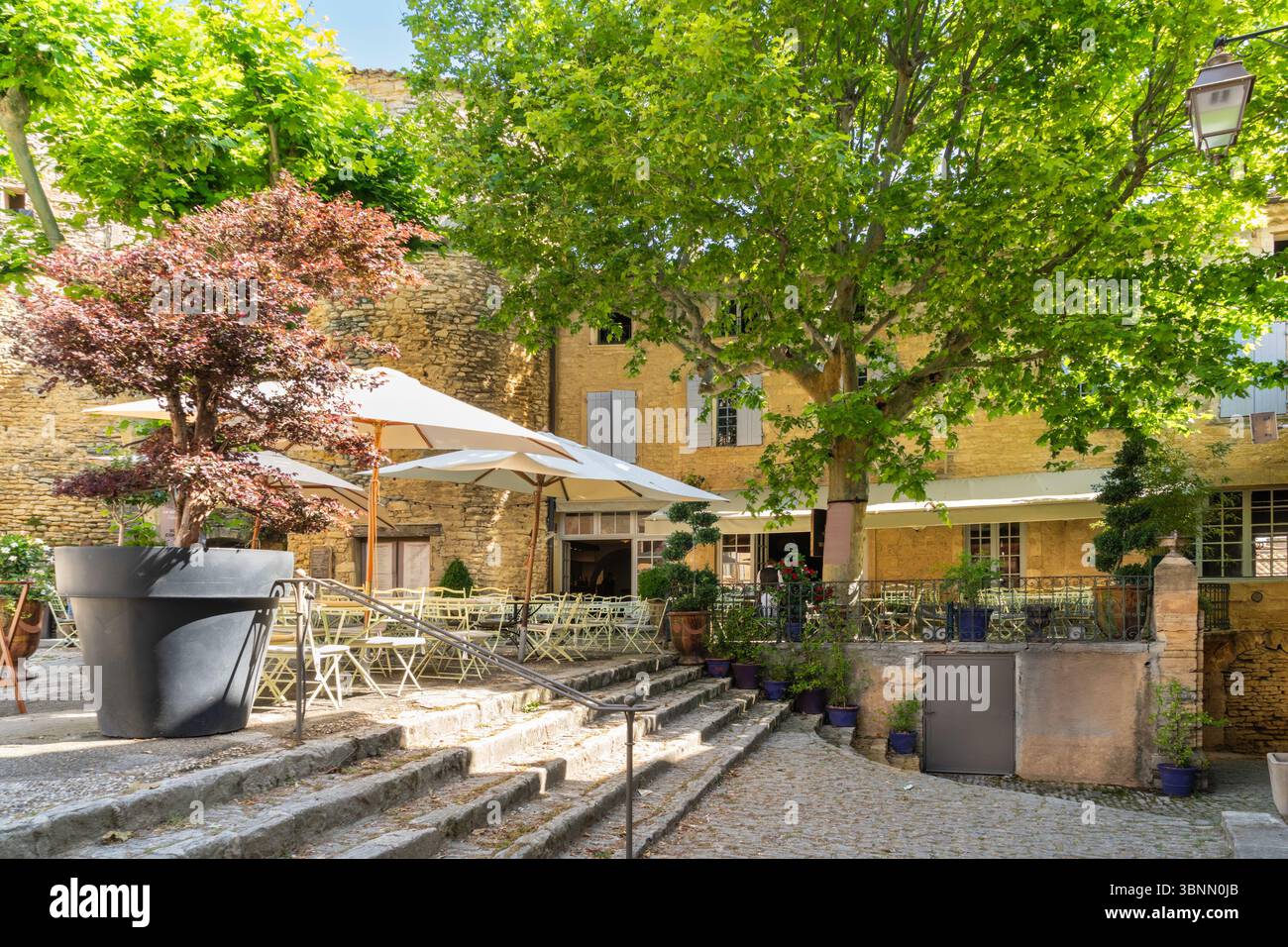 Il villaggio in cima alla collina di Gordes nella Provenza del Luberon Foto Stock