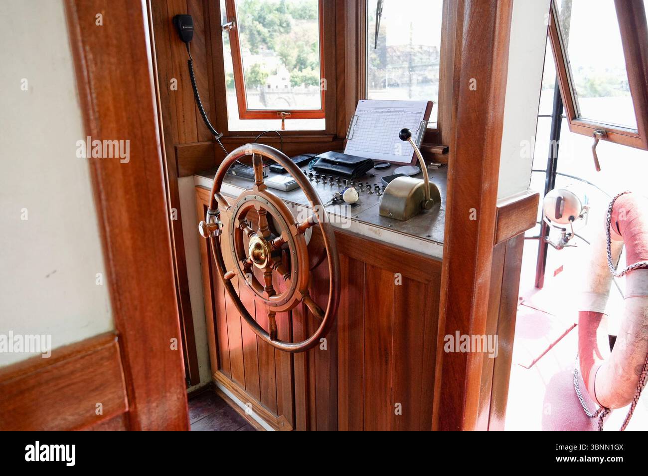 Ruota di legno su un traghetto turistico. Ruota marrone. Cabina del capitano del traghetto Foto Stock