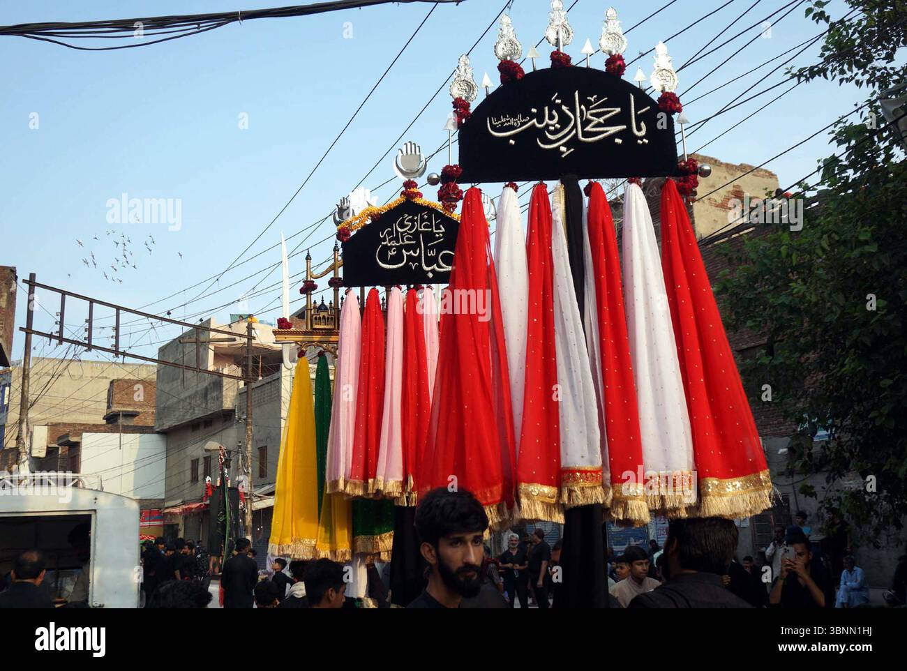 I musulmani sciiti piangono l'Imam Hussain (A.S) partecipano alla processione religiosa per mostrare la loro devozione e il loro rispetto per la culla mentre ricordano i martiri di Karbala, in relazione al VII Muharram-ul-Haram, a Gujranwala giovedì 3 luglio 2025. Foto Stock