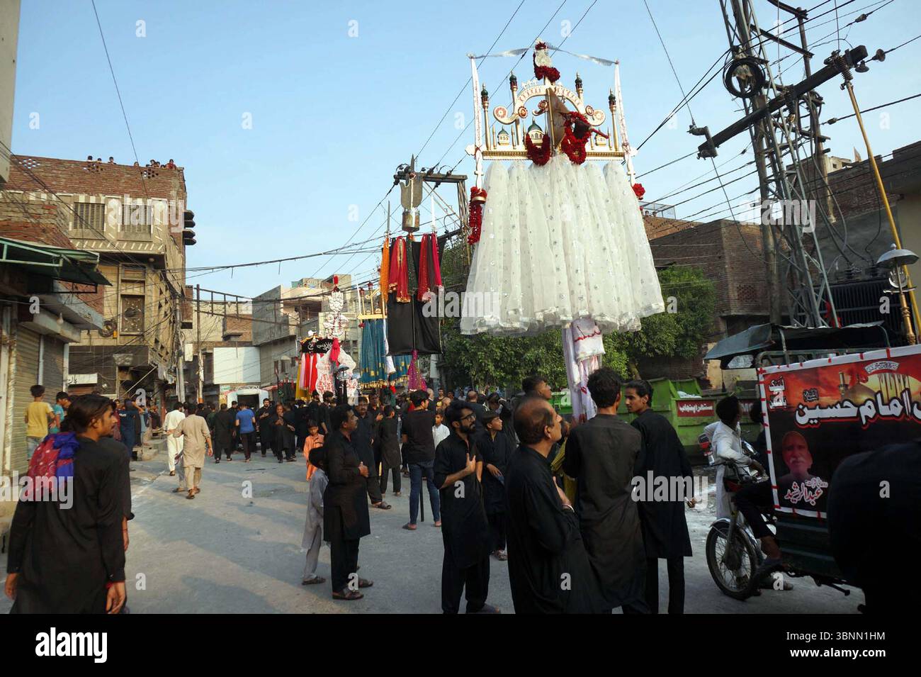 I musulmani sciiti piangono l'Imam Hussain (A.S) partecipano alla processione religiosa per mostrare la loro devozione e il loro rispetto per la culla mentre ricordano i martiri di Karbala, in relazione al VII Muharram-ul-Haram, a Gujranwala giovedì 3 luglio 2025. Foto Stock