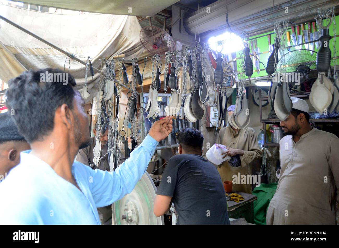 Zanjeer (coltelli con catena) sta vendendo in un negozio durante il mese Santo di Muharram-ul-Haram, situato nella zona di Bohrapir a Karachi giovedì 3 luglio 2025. Foto Stock