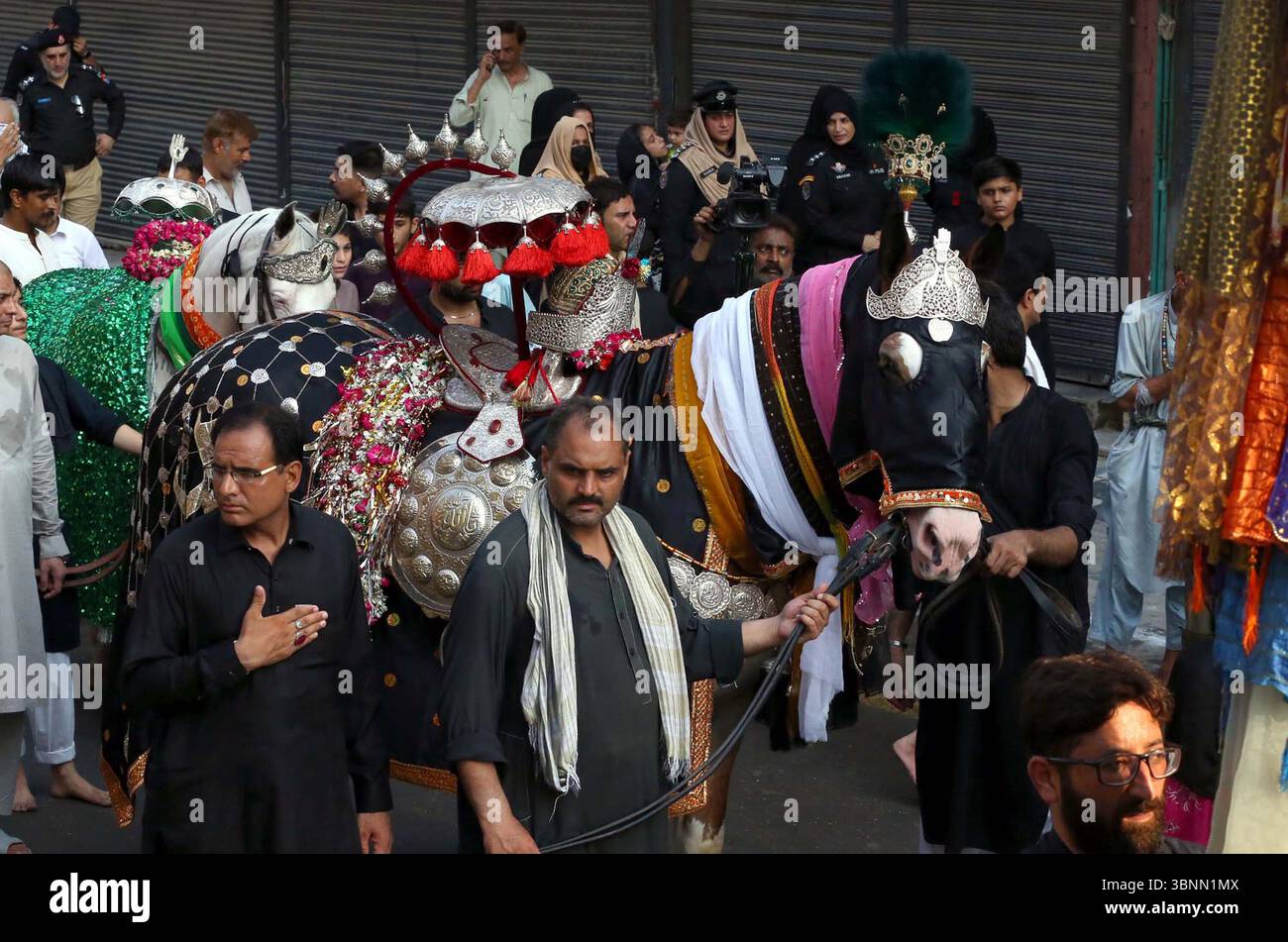 I musulmani sciiti piangono l'Imam Hussain (A.S) partecipano alla processione religiosa per mostrare la loro devozione e rispetto per la culla mentre ricordano i martiri di Karbala, in relazione al 7° Muharram-ul-Haram, al Qissa Khuwani Bazar a Peshawar giovedì 3 luglio 2025. Crediti: Pakistan Press International (PPI)/Alamy Live News Foto Stock