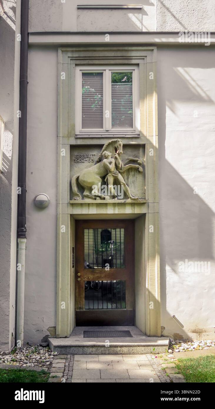 Ingresso della casa nello stile architettonico modernista del dopoguerra a Ludwigsvorstadt-Isarvorstadt a Monaco di Baviera, costruito nel 1952-1953 Foto Stock