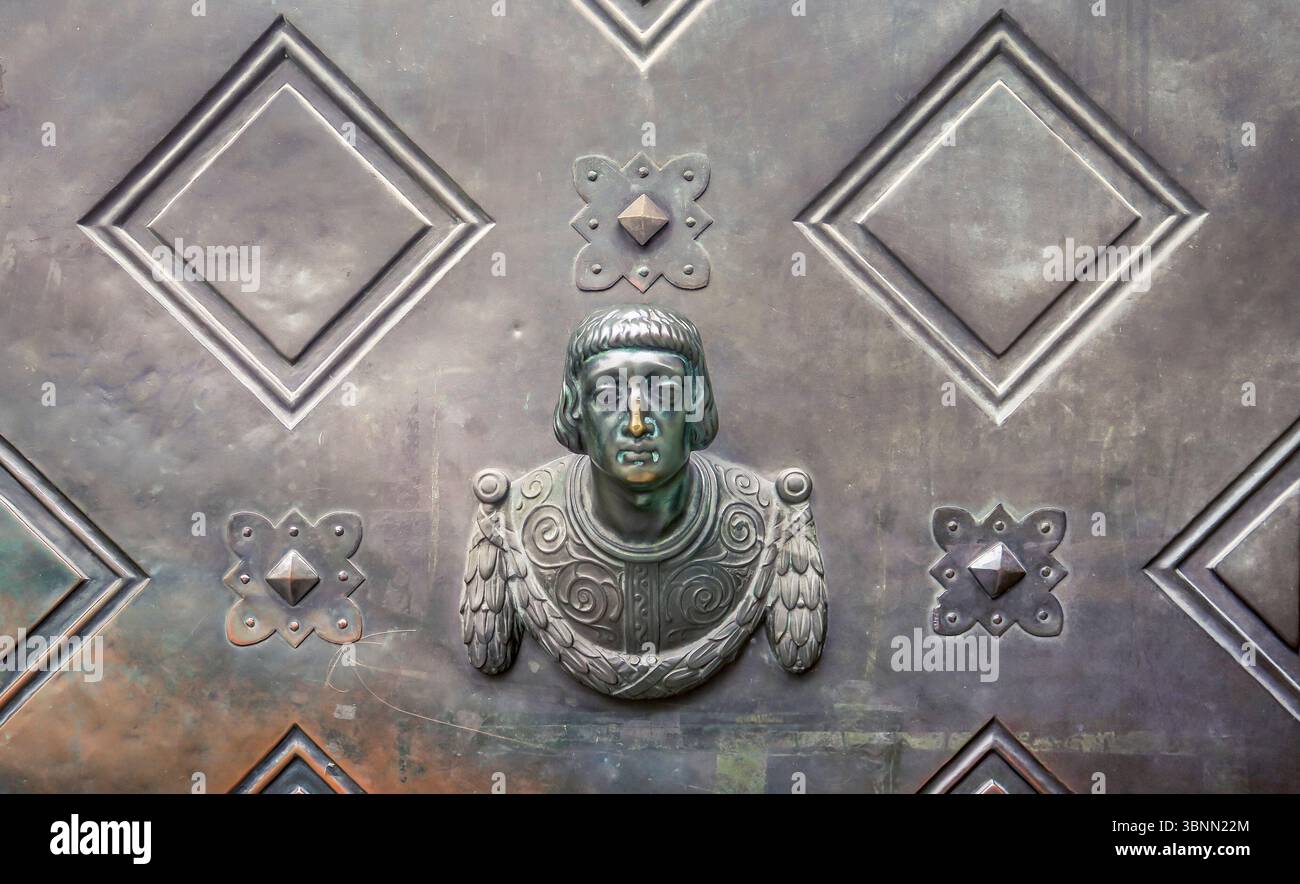 Porta di ferro con testa alla scuola commerciale Kerschensteiner di Lehel a Monaco, costruita nel 1905. Foto Stock