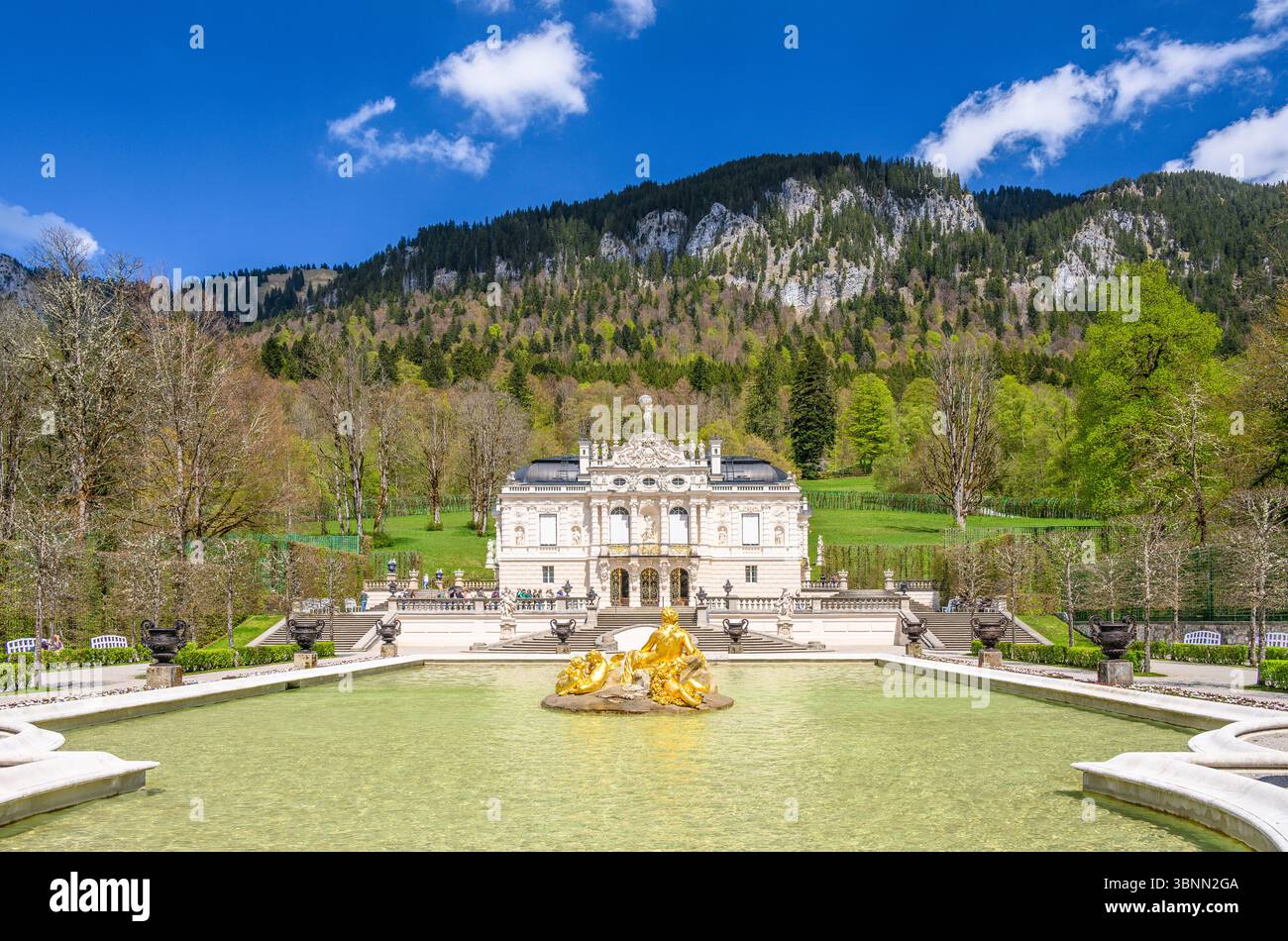 Germania, Baviera, Ammergau, Ettal, distretto di Linderhof, parco del castello con castello di Linderhof Foto Stock