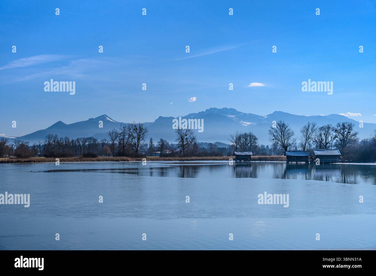 Germania, Baviera, Chiemgau, Rimsting, distretto di Schafwaschen, vista sul Chiemsee verso le Alpi Chiemgau Foto Stock
