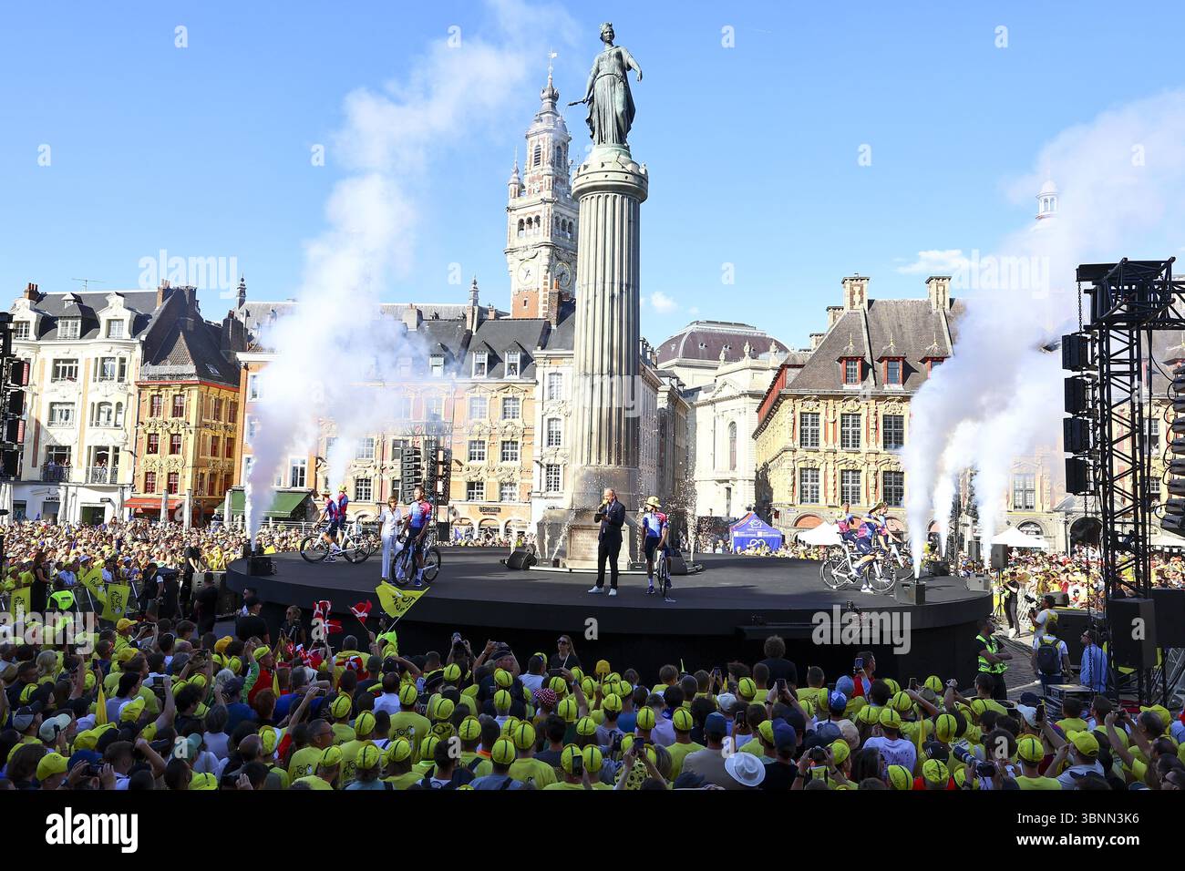 Lille, Francia. 3 luglio 2025. La presentazione del team in vista della gara ciclistica del Tour de France 2025, a Lille, Francia, giovedì 03 luglio 2025. La 112esima edizione del Tour de France inizia sabato 5 luglio a Lille, in Francia, e termina a Parigi, in Francia, il 27 luglio. BELGA FOTO DAVID PINTENS credito: Belga News Agency/Alamy Live News Foto Stock