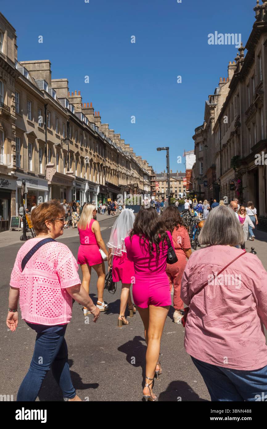 Inghilterra, Somerset, Bath, scena di strada, gruppo di colorate donne del partito hen Foto Stock