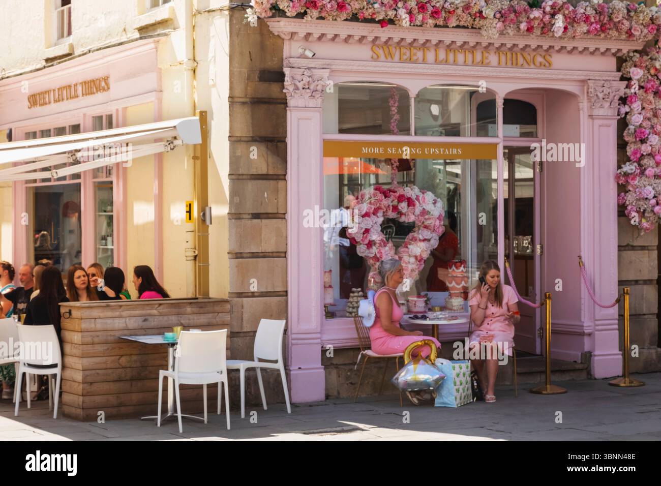 Inghilterra, Somerset, Bath, Old Bond Street, Sweet Little Things Teahouse Foto Stock