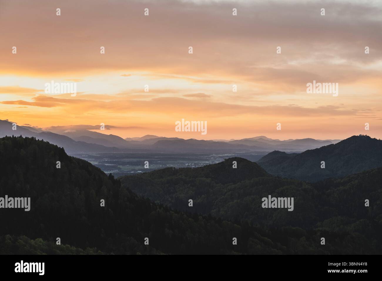 Visita Kranj (Carniola), da sempre considerata la capitale delle Alpi slovene. Nella foto: Vicino a Jamnik, un villaggio sull'altopiano della Jelovica con la Chiesa dei Santi Primo e Feliciano. Una vera e propria attrazione turistica e la vista piu' famosa della zona Foto Stock