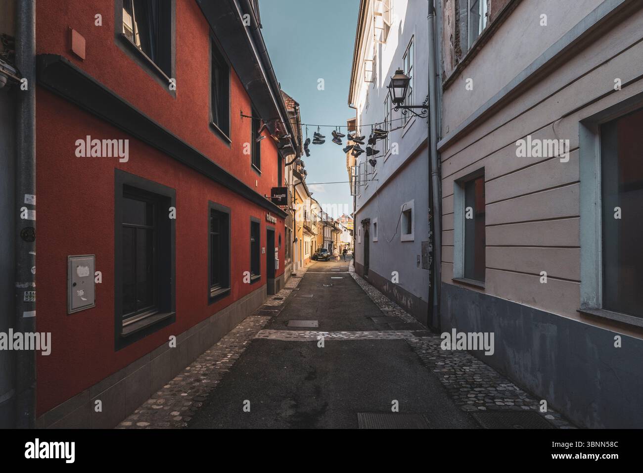 Le stradine piccole e strette della città vecchia di Kranj in Slovenia. Foto Stock