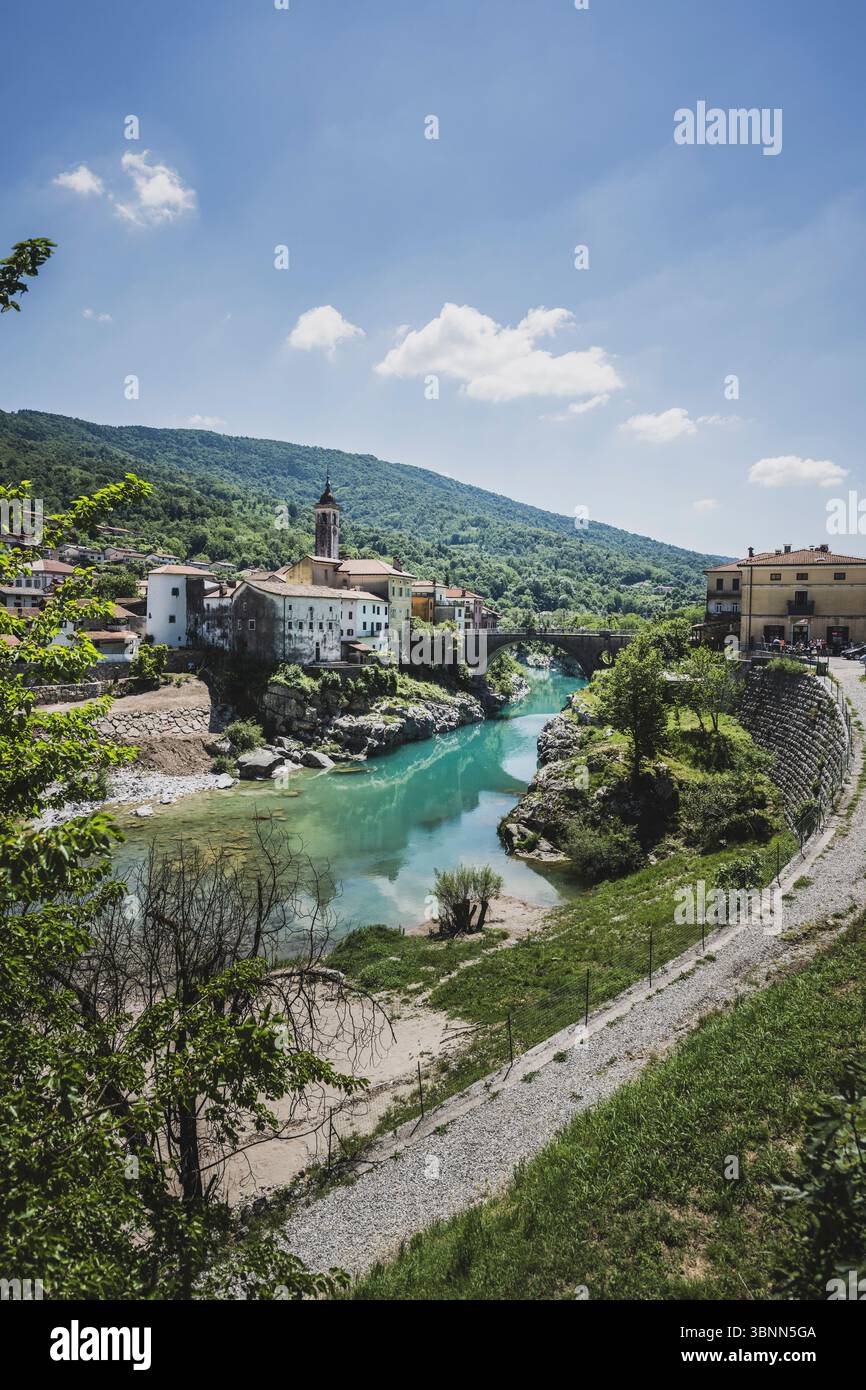 Il comune sloveno di Kanal ob Soci con la piccola città di Kanal e il ponte sul turchese fiume Soca. Foto Stock