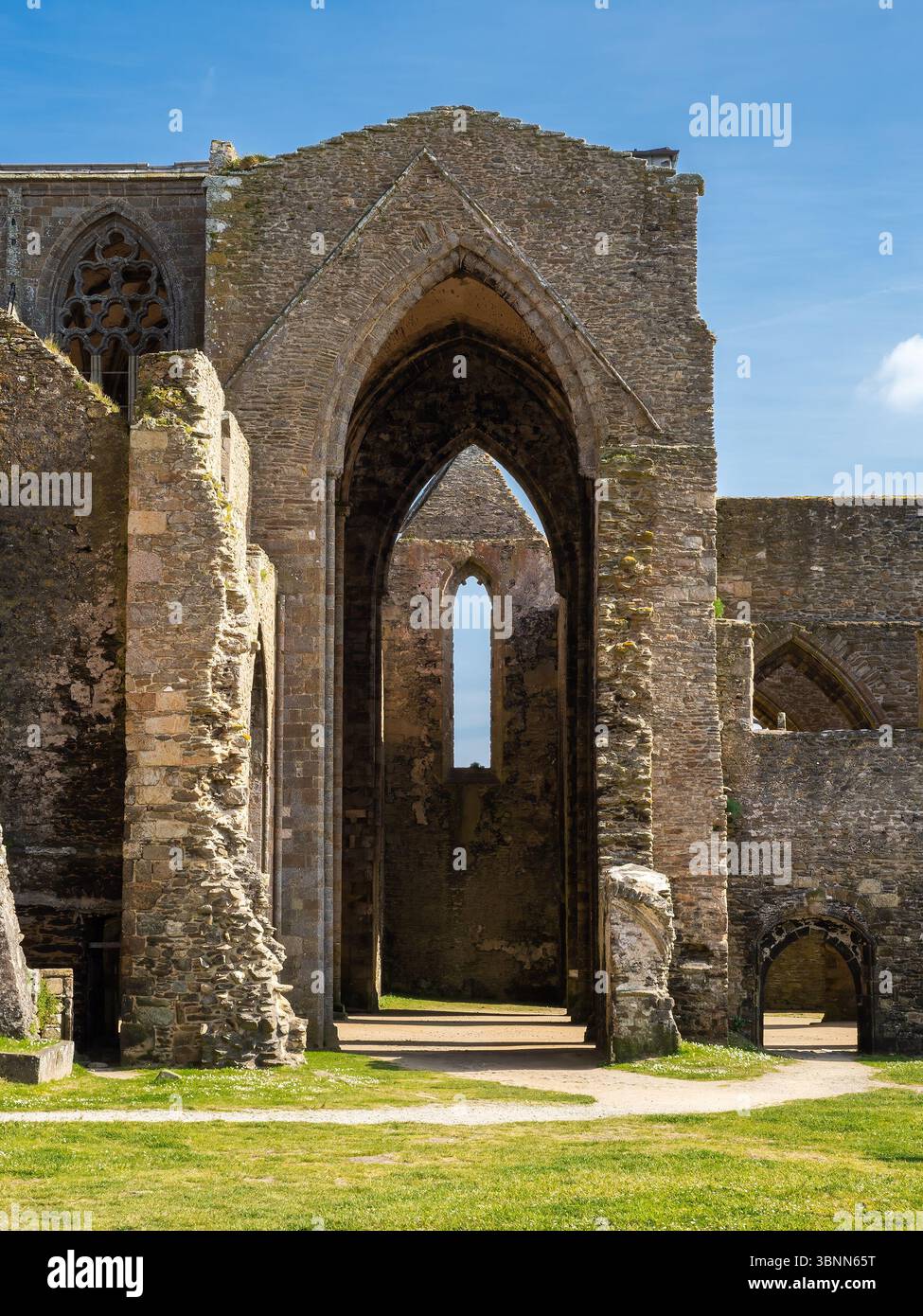 Plougonvelin, Francia – 20 maggio 2025: L'arco a punta e le mura in pietra dell'abbazia medievale Saint-Mathieu de fine-Terre a Plougonvelin, Bretagna, p. Foto Stock