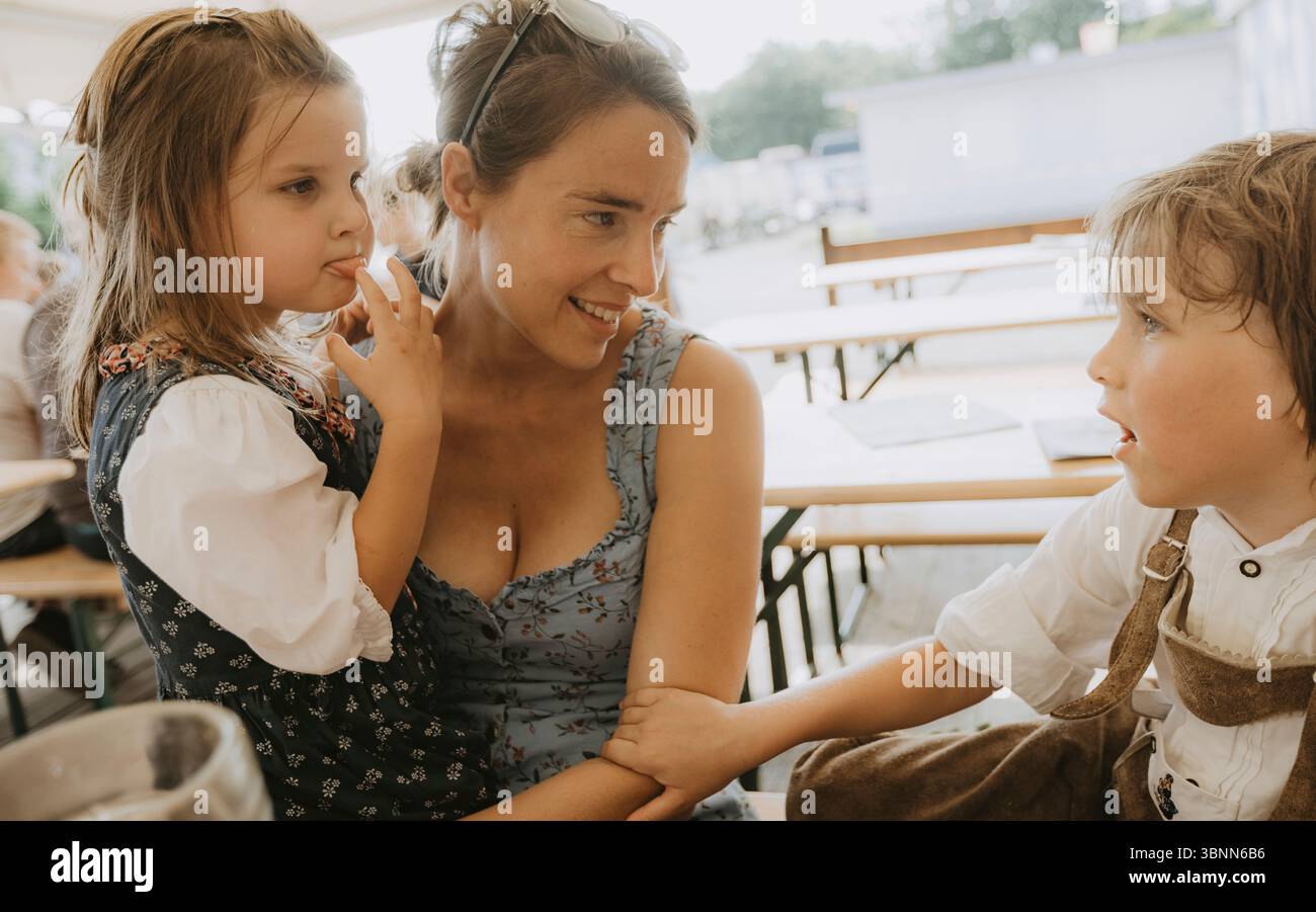 Famiglia in costume tradizionale a un festival popolare Foto Stock