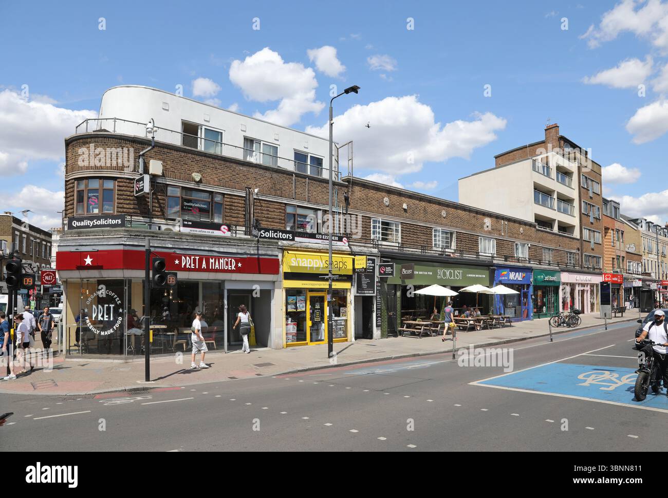 Balham, Londra, Regno Unito. Negozi e ristoranti su Balham High Road. Giunzione con Chestnut Grove (sinistra) Foto Stock