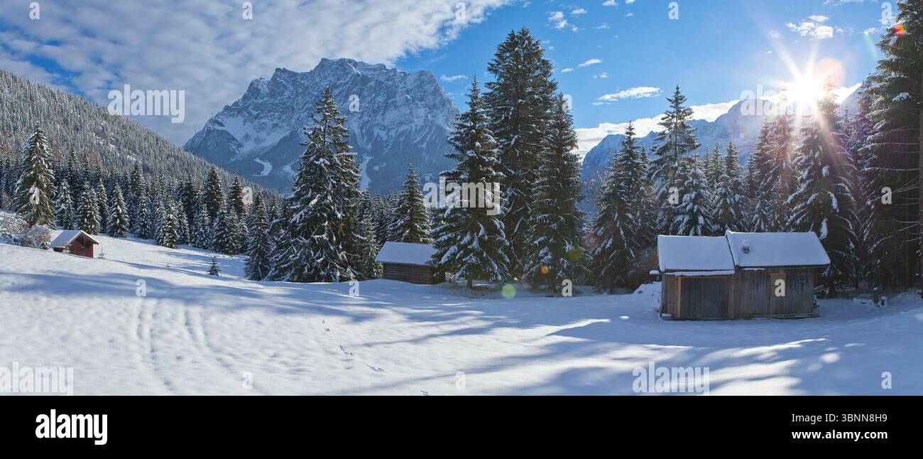 Austria, Tirolo, Ehrwald, paesaggio invernale con Zugspitze Foto Stock
