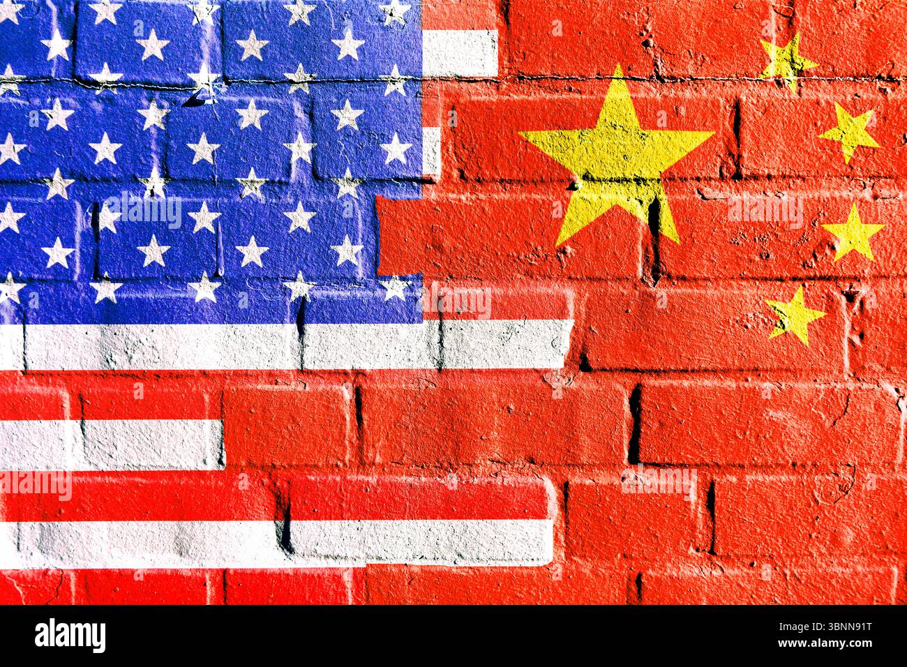 Bandiere di USA e Cina sul muro, simboliche controversie doganali fotografiche e politica estera, fotomontaggio Foto Stock