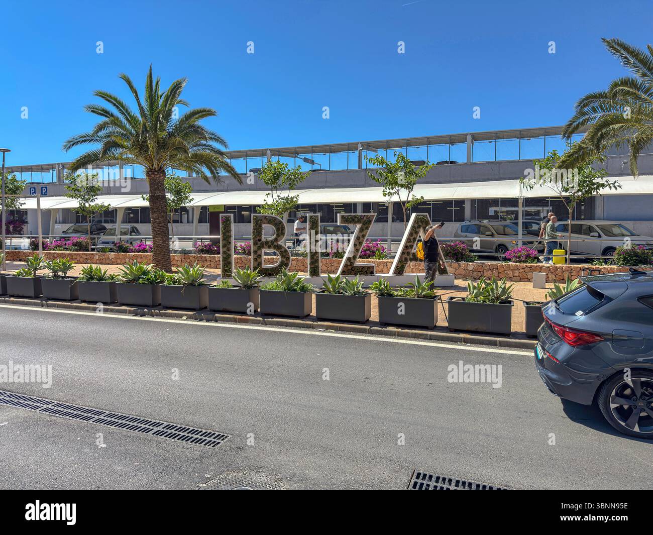 Insegna di IBIZA fuori dall'aeroporto di Ibiza: Simbolo di arrivo che accoglie i visitatori della White Isle - Immagine stock catturata con smartphone