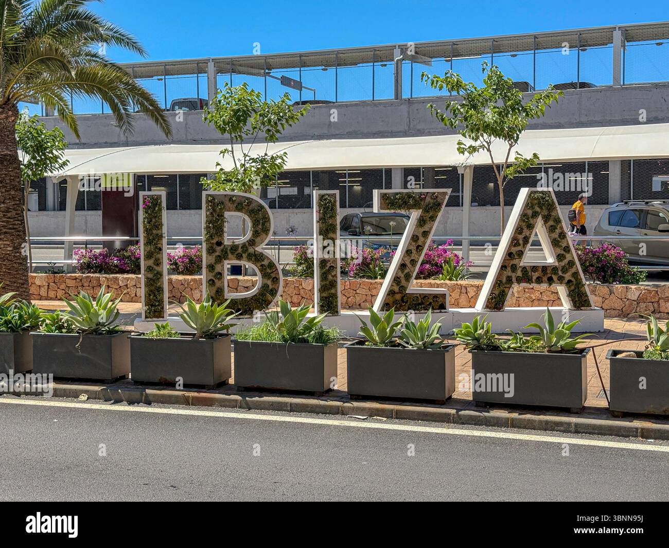 Insegna di IBIZA fuori dall'aeroporto di Ibiza: Simbolo di arrivo che accoglie i visitatori della White Isle - Immagine stock catturata con smartphone