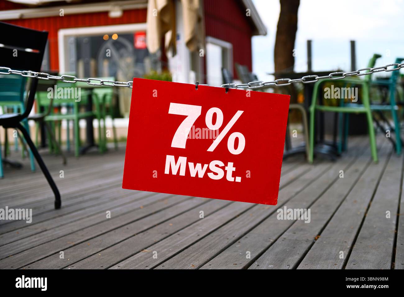 Firma con l'iscrizione 7 % IVA, riduzione prevista dell'IVA nel settore della ristorazione al 7%, fotomontaggio Foto Stock