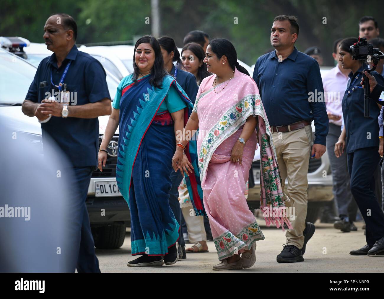 Nuova Delhi, India. 3 luglio 2025. NUOVA DELHI, INDIA - 3 LUGLIO 2025: Il primo ministro di Delhi Rekha Gupta si è alleato con Lok Sabha MP Bansuri Swaraj durante il viaggio nella piantagione di Van Mahotsav con un tema che piantava un albero in onore delle madri al PBG Ground di Delhi Ridge a nuova Delhi, India. (Foto di Sanchit Khanna/Hindustan Times/Sipa USA) credito: SIPA USA/Alamy Live News Foto Stock