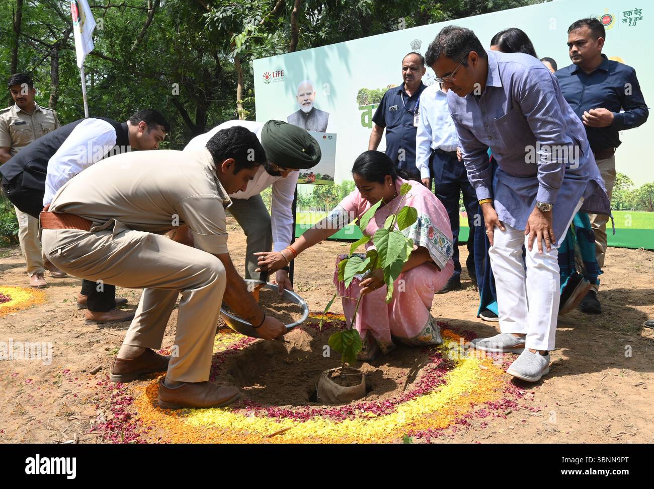 Nuova Delhi, India. 3 luglio 2025. NUOVA DELHI, INDIA - 3 LUGLIO: Il primo ministro di Delhi Rekha Gupta si è alleato con Lok Sabha il deputato Bansuri Swaraj e i ministri del governo di Delhi Sardar Manjinder Singh Sirsa e Parvesh Sahib Singh durante il viaggio nella piantagione di Van Mahotsav con tema piantare un albero in onore delle madri al PBG Ground, Delhi Ridge il 3 luglio 2025 a nuova Delhi, India. (Foto di Sonu Mehta/Hindustan Times/Sipa USA) credito: SIPA USA/Alamy Live News Foto Stock