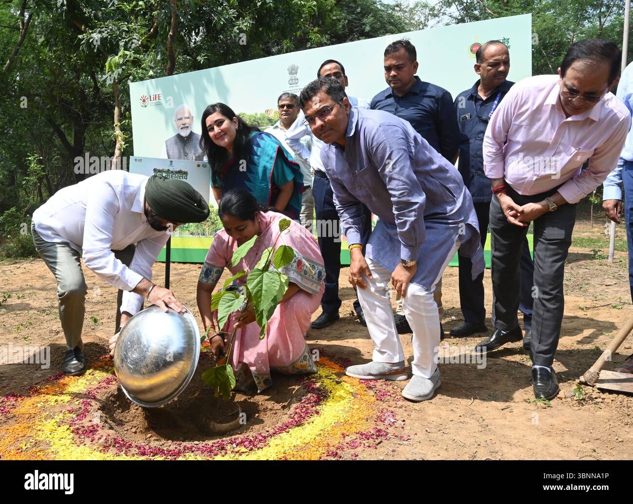 Nuova Delhi, India. 3 luglio 2025. NUOVA DELHI, INDIA - 3 LUGLIO: Il primo ministro di Delhi Rekha Gupta si è alleato con Lok Sabha il deputato Bansuri Swaraj e i ministri del governo di Delhi Sardar Manjinder Singh Sirsa e Parvesh Sahib Singh durante il viaggio nella piantagione di Van Mahotsav con tema piantare un albero in onore delle madri al PBG Ground, Delhi Ridge il 3 luglio 2025 a nuova Delhi, India. (Foto di Sonu Mehta/Hindustan Times/Sipa USA) credito: SIPA USA/Alamy Live News Foto Stock
