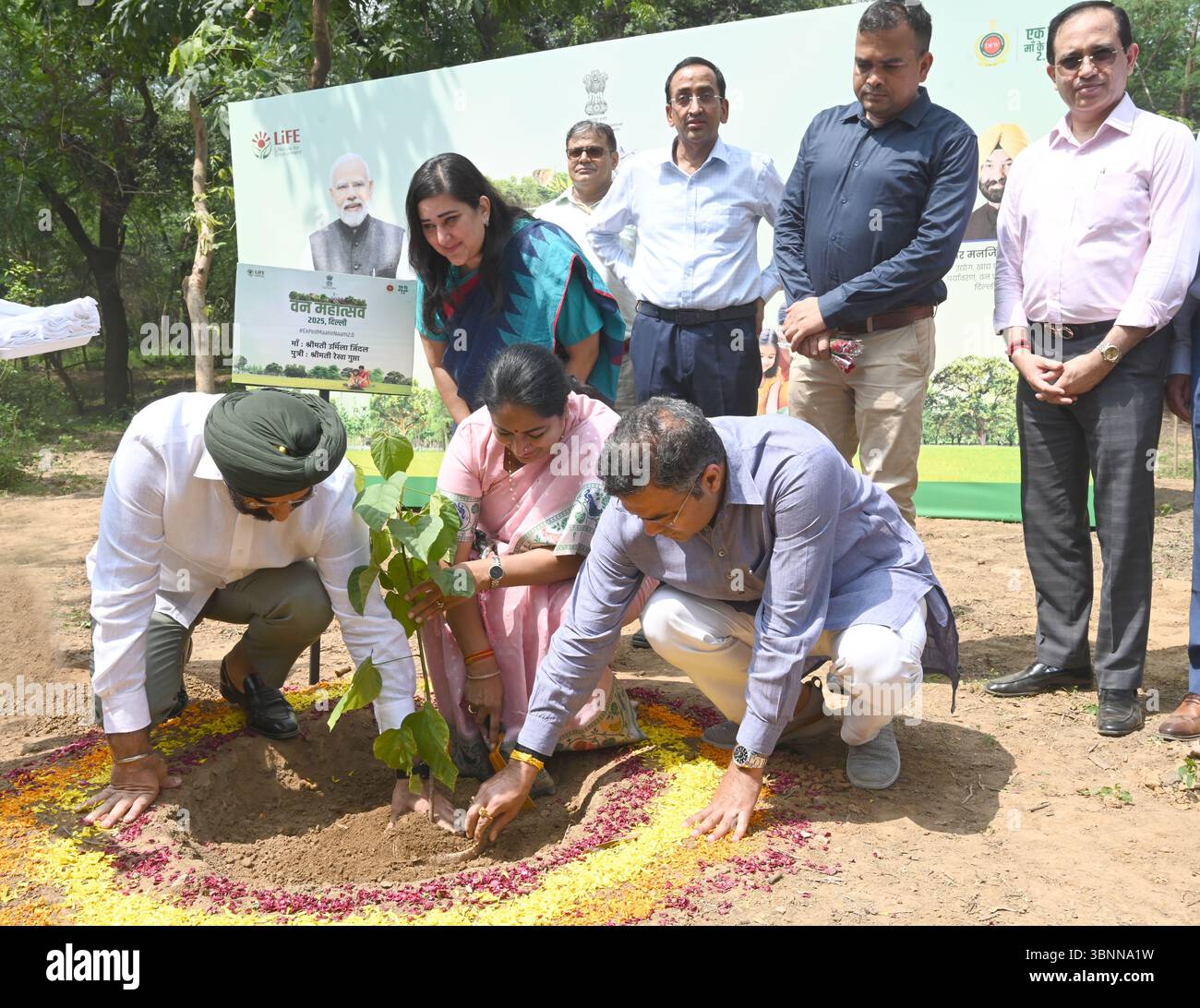 Nuova Delhi, India. 3 luglio 2025. NUOVA DELHI, INDIA - 3 LUGLIO: Il primo ministro di Delhi Rekha Gupta si è alleato con Lok Sabha il deputato Bansuri Swaraj e i ministri del governo di Delhi Sardar Manjinder Singh Sirsa e Parvesh Sahib Singh durante il viaggio nella piantagione di Van Mahotsav con tema piantare un albero in onore delle madri al PBG Ground, Delhi Ridge il 3 luglio 2025 a nuova Delhi, India. (Foto di Sonu Mehta/Hindustan Times/Sipa USA) credito: SIPA USA/Alamy Live News Foto Stock