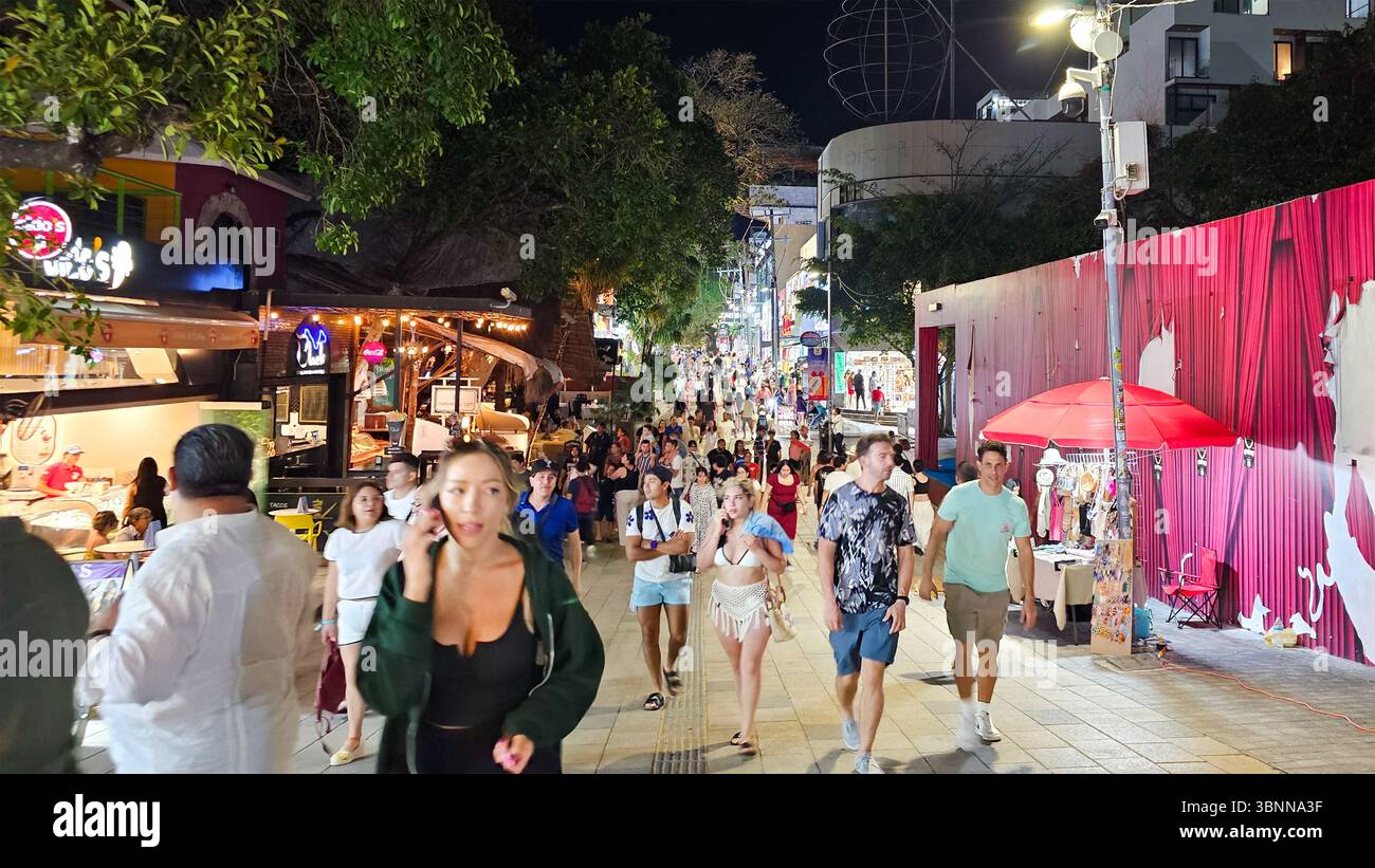 PLAYA DEL CARMEN, QUINTANA ROO, MESSICO: Le folle delle vacanze primaverili apprezzano lo shopping, i ristoranti e le bevande lungo Quinta Avenida a Playa del Carmen. Foto Stock